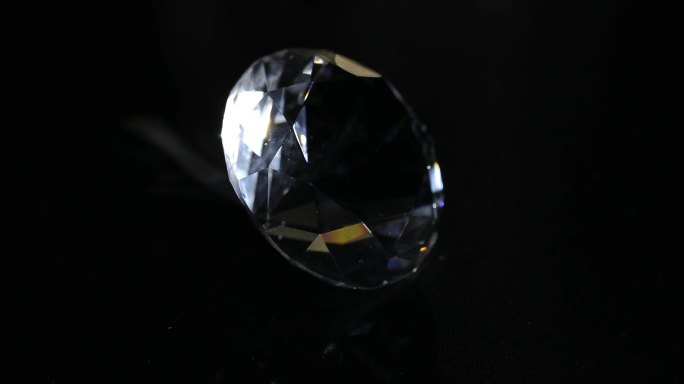 晶莹剔透璀璨的钻石