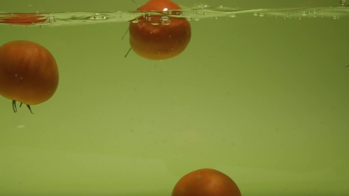 【慢动作】番茄入水豆绿背景慢动作1