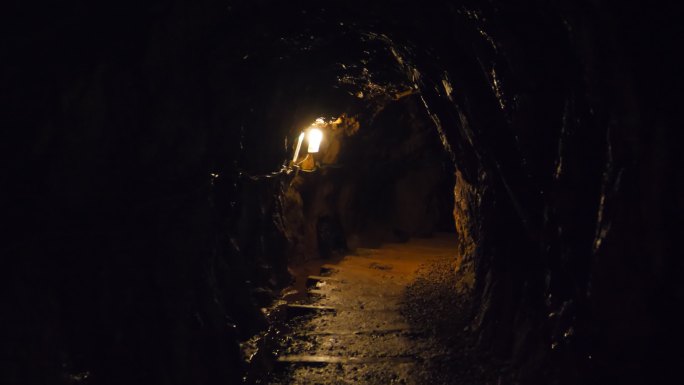 在黑暗的隧道里，一个女人正朝出口走去