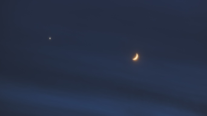 傍晚蓝色天空金星伴月新月月落延时摄影