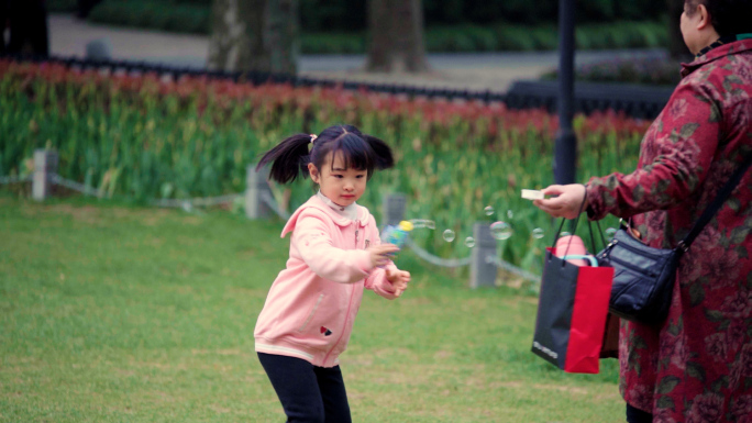 上海长宁区中山公園草地绿荫兒童欢笑游玩