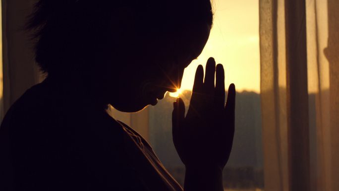 日落时祈祷的女人祷告忏悔祝福祝愿虔诚保佑