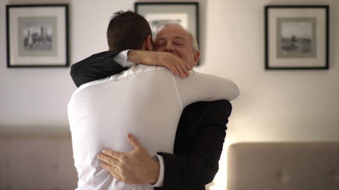 骄傲的父亲在拥抱他的儿子
