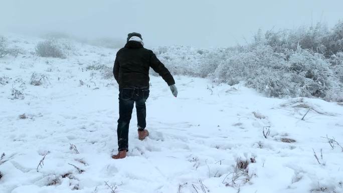 秦岭分水岭顶东佛沟雪景中奔跑的人物背影