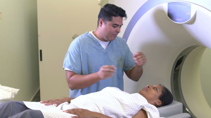 妇女接受CT扫描