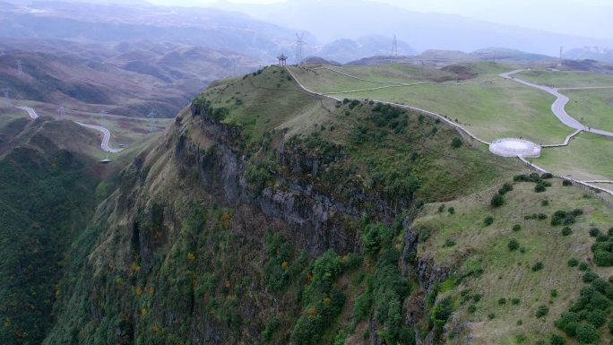 乌蒙大草原公路悬崖风力发电风车壮观场景