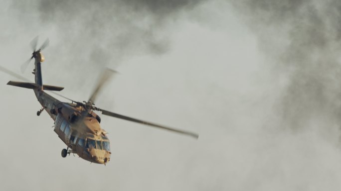 在基地执行营救任务期间，黑鹰军用直升机