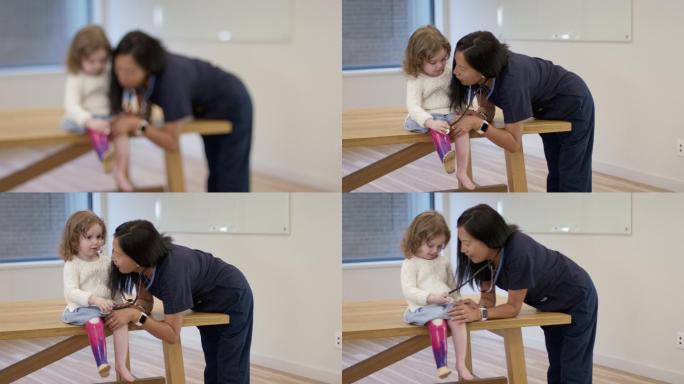 小女孩带着假腿小孩脚部检查听诊器家庭护理