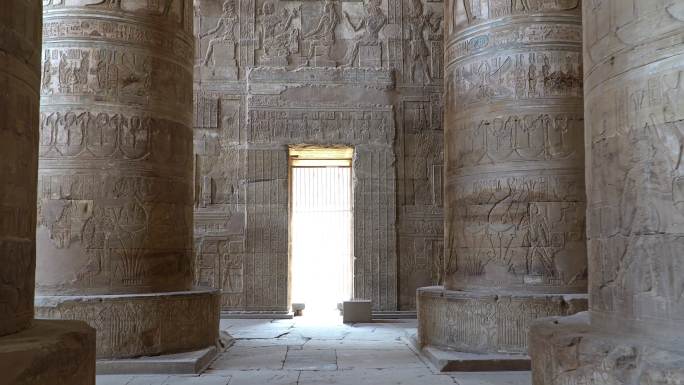 丹德拉神庙或哈索神庙的内部。埃及