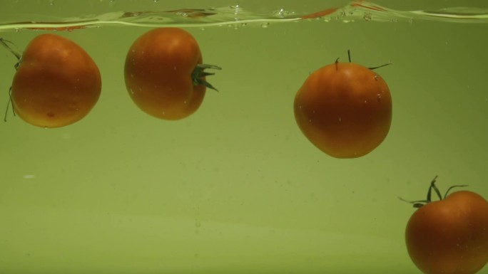 【慢动作】番茄落入水中慢动作2