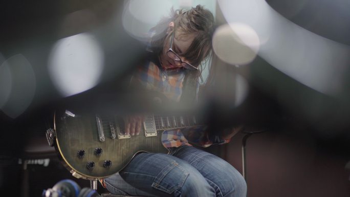 弹吉他的女孩宣传片实拍动态视频素材