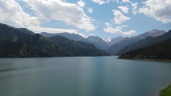 航拍新疆天山天池风光