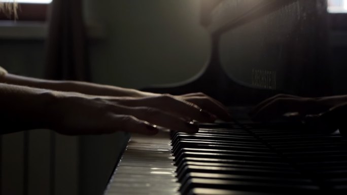 钢琴家用手打开大钢琴，开始慢动作近距离演奏音乐