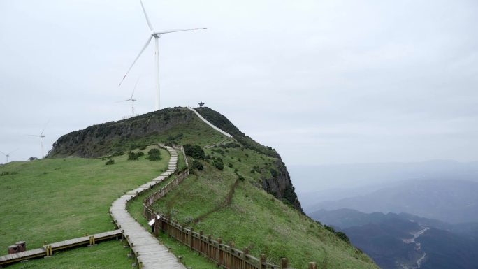 乌蒙大草原悬崖上的风车栈道崎岖山路风景