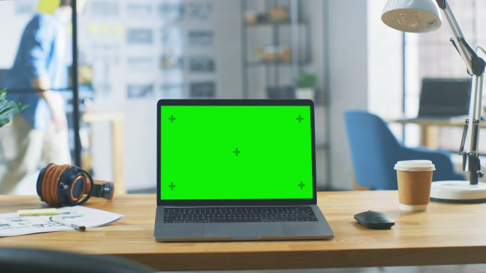 办公室的笔记本电脑显示绿色模拟屏幕