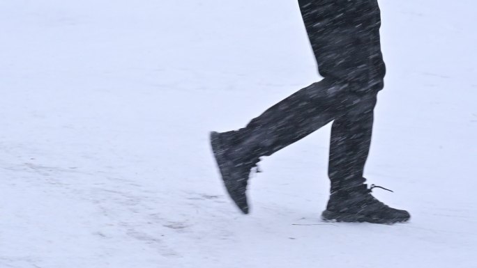 雪中行走的行人脚步
