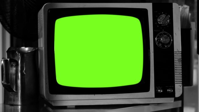 老式电视以绿色屏幕打开