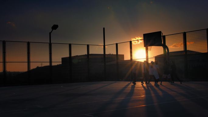 4K学生在学校操场上打篮球