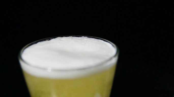 啤酒开瓶倒啤酒啤酒泡沫升格特写镜头