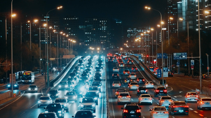 汽车行驶在夜晚城市