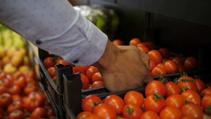 商店里放一盒番茄超市蔬菜生鲜