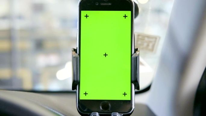 支架上有绿色屏幕的智能手机特写镜头