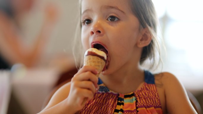 小女孩正在吃冰淇淋蛋筒