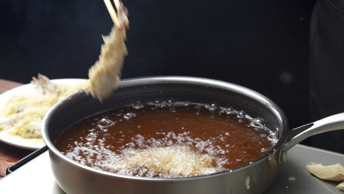 中式快餐油炸凤虾尾烹饪过程