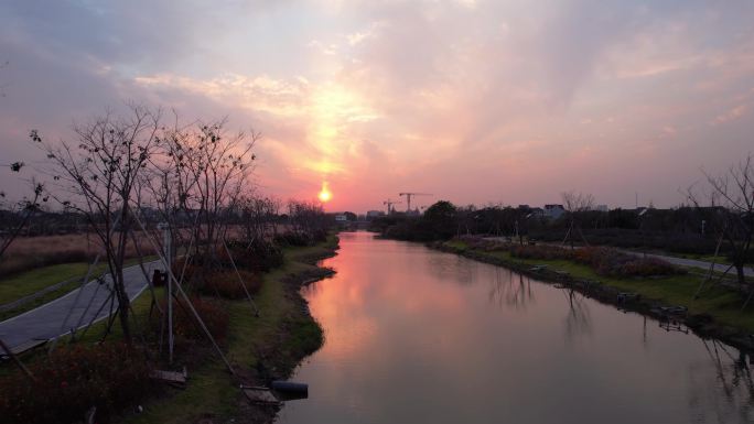 4K航拍 郊区公园小河落日夕阳