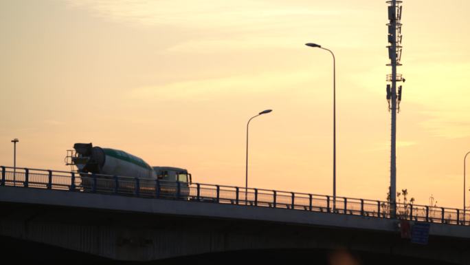 夕阳下的城市公路车流车水马龙