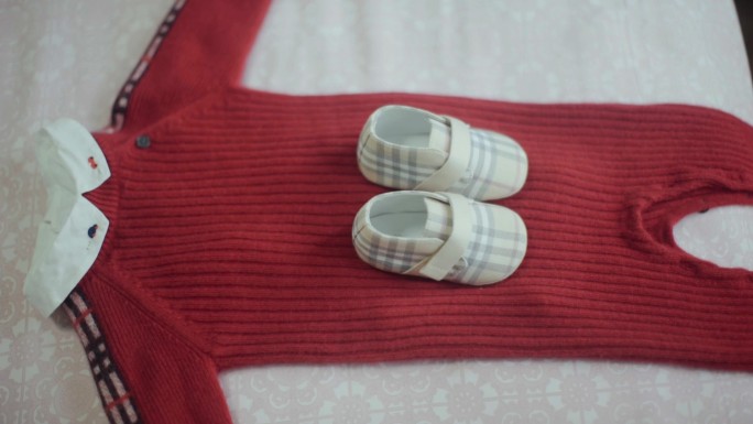 宝宝的红色毛衣和鞋子