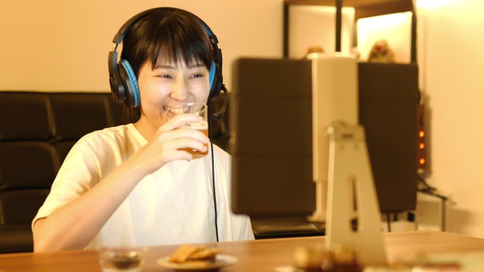 一名日本妇女在家在线饮酒