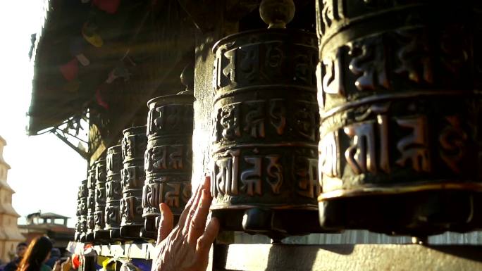 尼泊尔加德满都的祈祷轮。慢动作