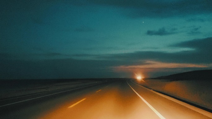 戈壁荒漠公路，无人区夜间行车