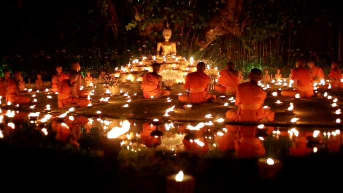 玛迦菩萨节，僧侣们为佛陀点燃蜡烛