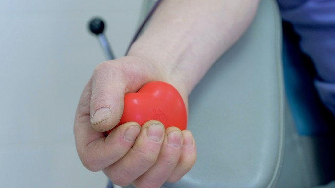 一个人在中心献血时挤压球。