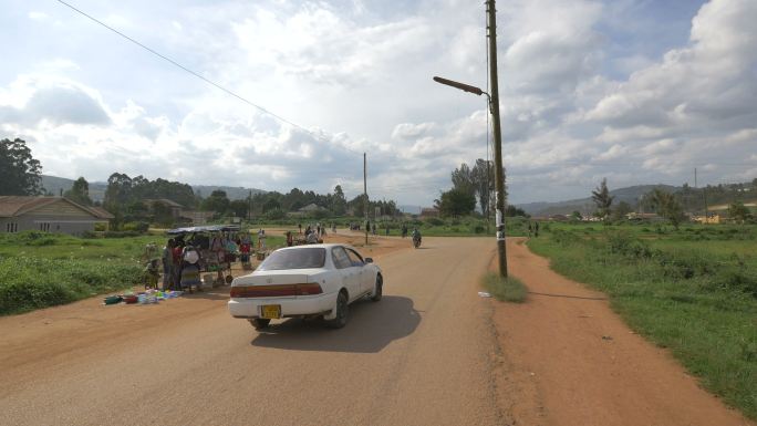 乌干达公路国外外国土路人流生活摆摊