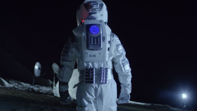 穿着宇航服的勇敢的宇航员在外星球表面行走