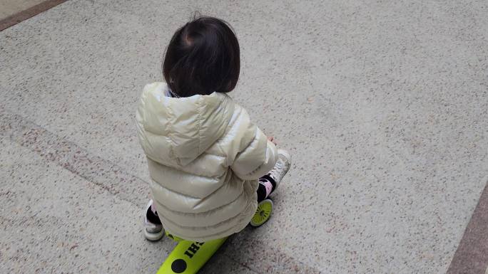 儿童骑滑板车玩耍