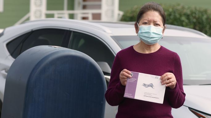 一名女性邮寄选票戴口罩市名中年妇女