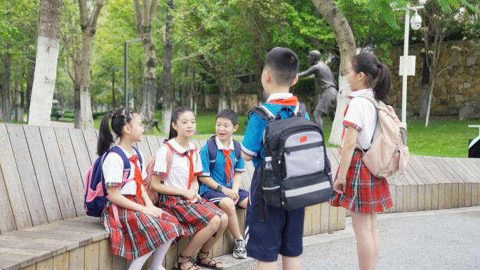 小学生上学放学路上玩耍学习探讨