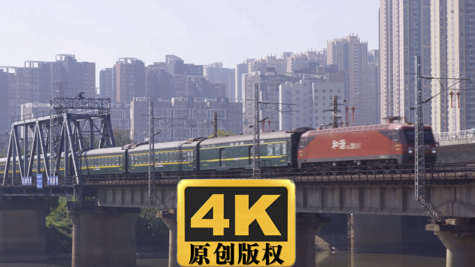城市铁路桥绿皮火车行驶视频素材4K