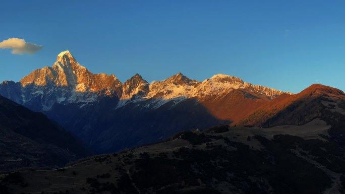 四姑娘山夕阳西照