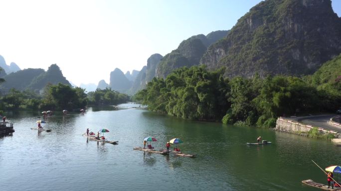 江面竹筏漂流远景