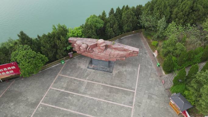 航拍环绕阆中红军烈士纪念园雕塑