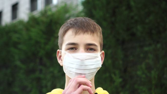 戴上口罩的年轻人防疫抗疫病毒预防