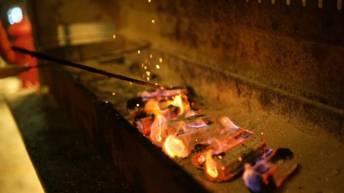 烤架里燃烧的炭火慢动作