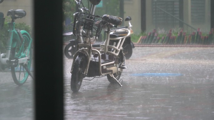 雨中摩托车素材