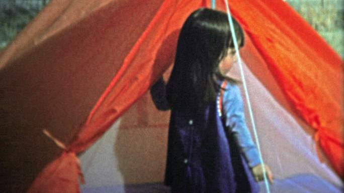 1974年女孩为童子军之旅测试她的帐篷