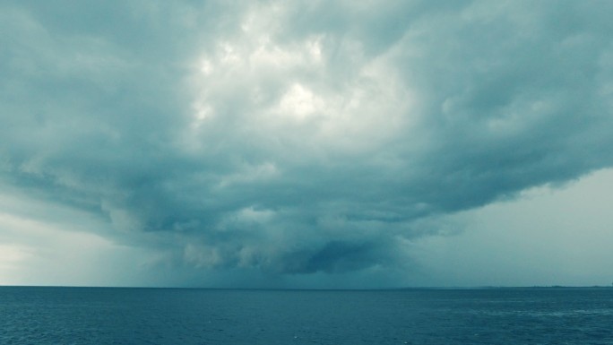 海上形成的极端天气飓风